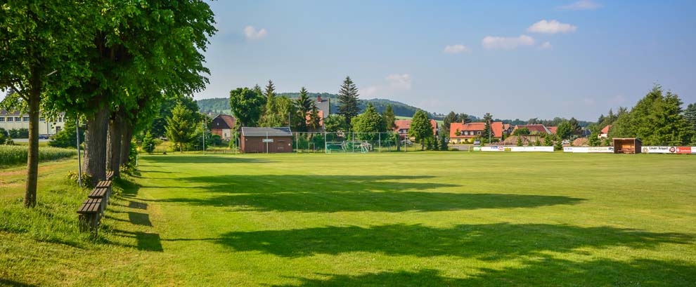 Rasenplatz an der Turnhalle Spitzkunnersdorf