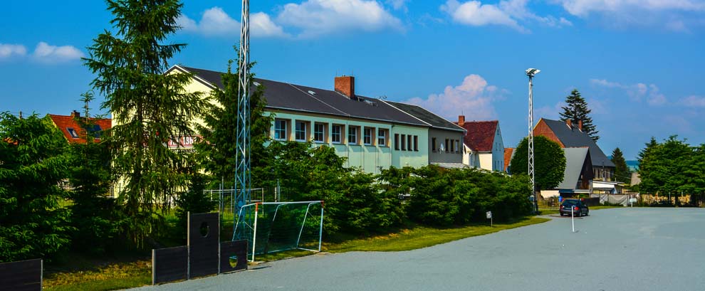 Hartplatz an der Turnhalle Spitzkunnersdorf